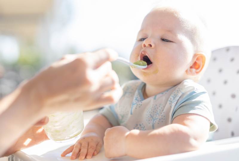 Onda de calor: quais são os cuidados com a alimentação de bebês durante altas temperaturas?